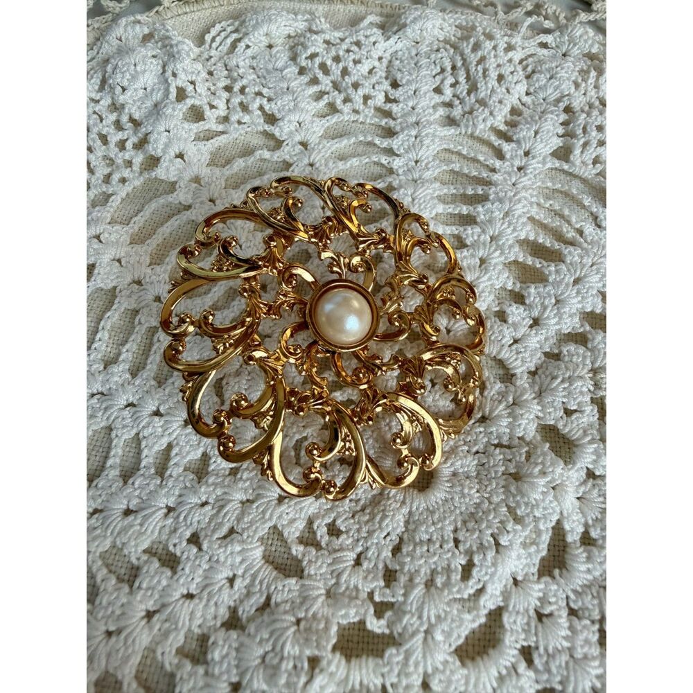 Vintage Avon Gold Plated & Pearl Filagree Lapel Dress Brooch